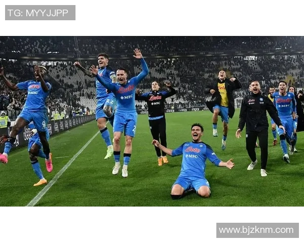 球星背影在绿茵场上的奋力拼搏瞬间展现足球激情与梦想