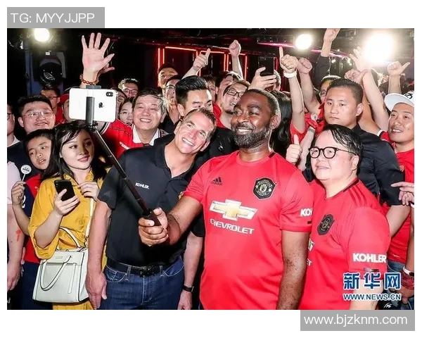 足球场上球迷与球星的激情互动与共同梦想点燃无限可能 足球场上球迷与球星的激情互动与共同梦想点燃无限可能