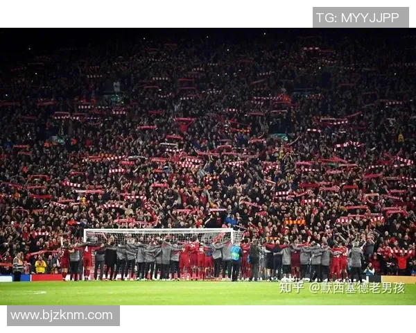 足球球星高举双手庆祝进球瞬间展现激情与荣耀